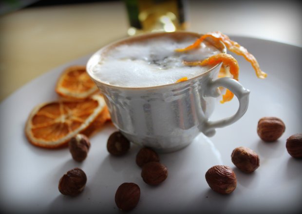 Fotografia przedstawiająca Kawa ze skórką pomarańczową i syropem z orzechów laskowych