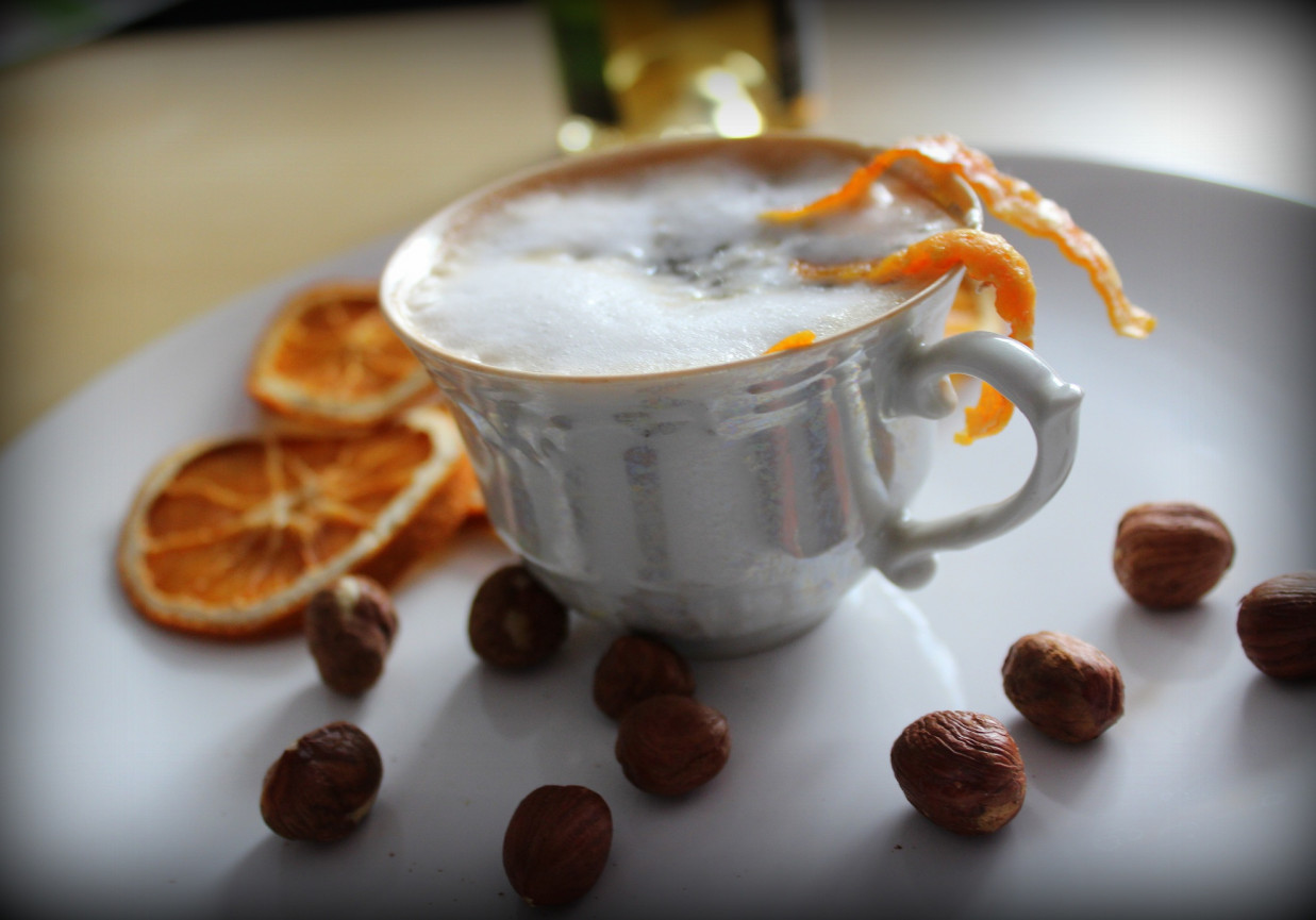 Kawa ze skórką pomarańczową i syropem z orzechów laskowych foto
