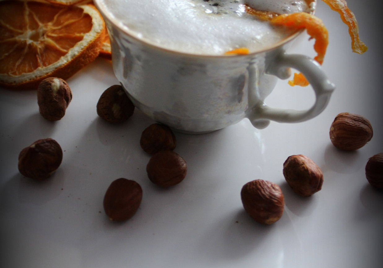 Kawa ze skórką pomarańczową i syropem z orzechów laskowych foto