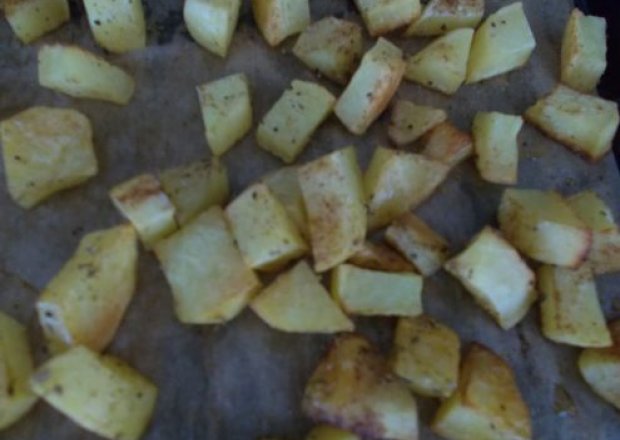 Fotografia przedstawiająca Kawałeczki ziemniaka z piekarnika
