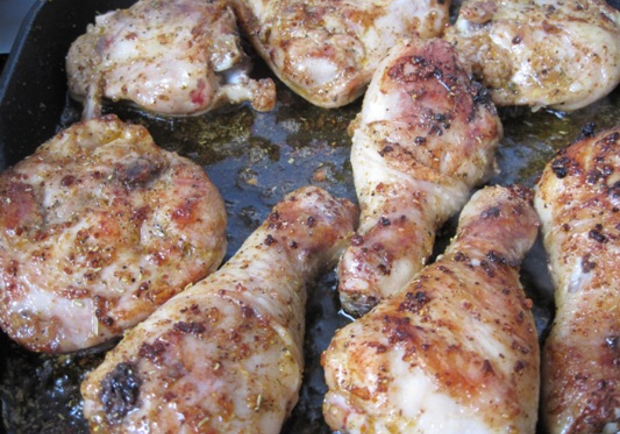 Kawałki smażonego kurczaka z kartoflami i ogórkami małosolnymi foto