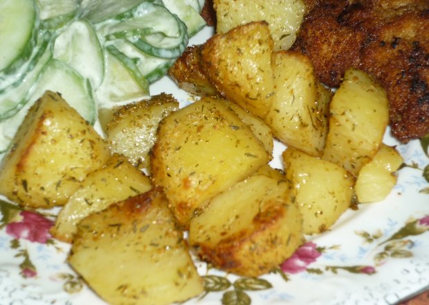 Fotografia przedstawiająca Kawałki ziemniaków pieczone w przyprawach i tymianku