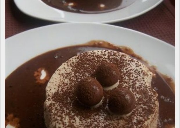 Fotografia przedstawiająca Kawowa panna cotta z sosem czekoladowym