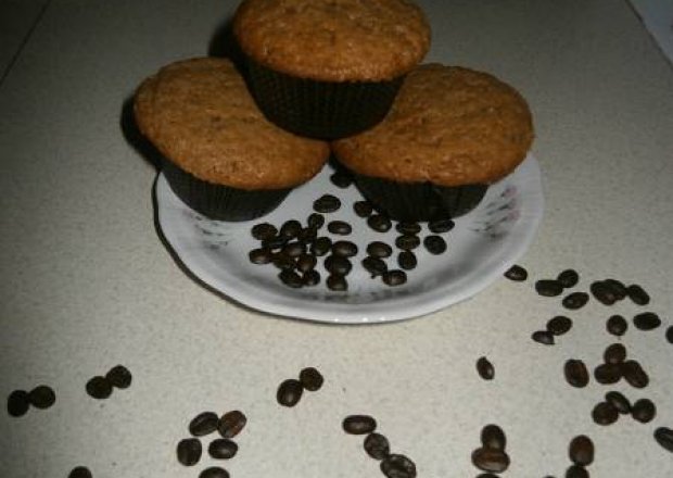 Fotografia przedstawiająca Kawowe muffinki z chałwą na żytniej mące.