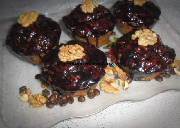 Fotografia przedstawiająca Kawowe muffinki z cynamonem i orzechami