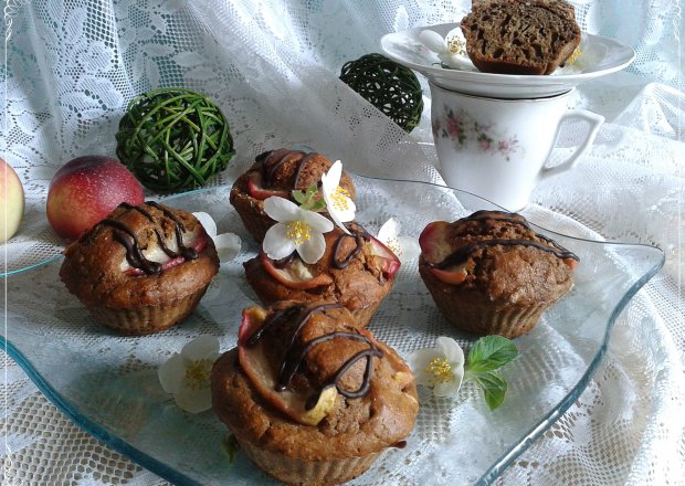 Fotografia przedstawiająca Kawowe muffinki z miętą i nektarynką