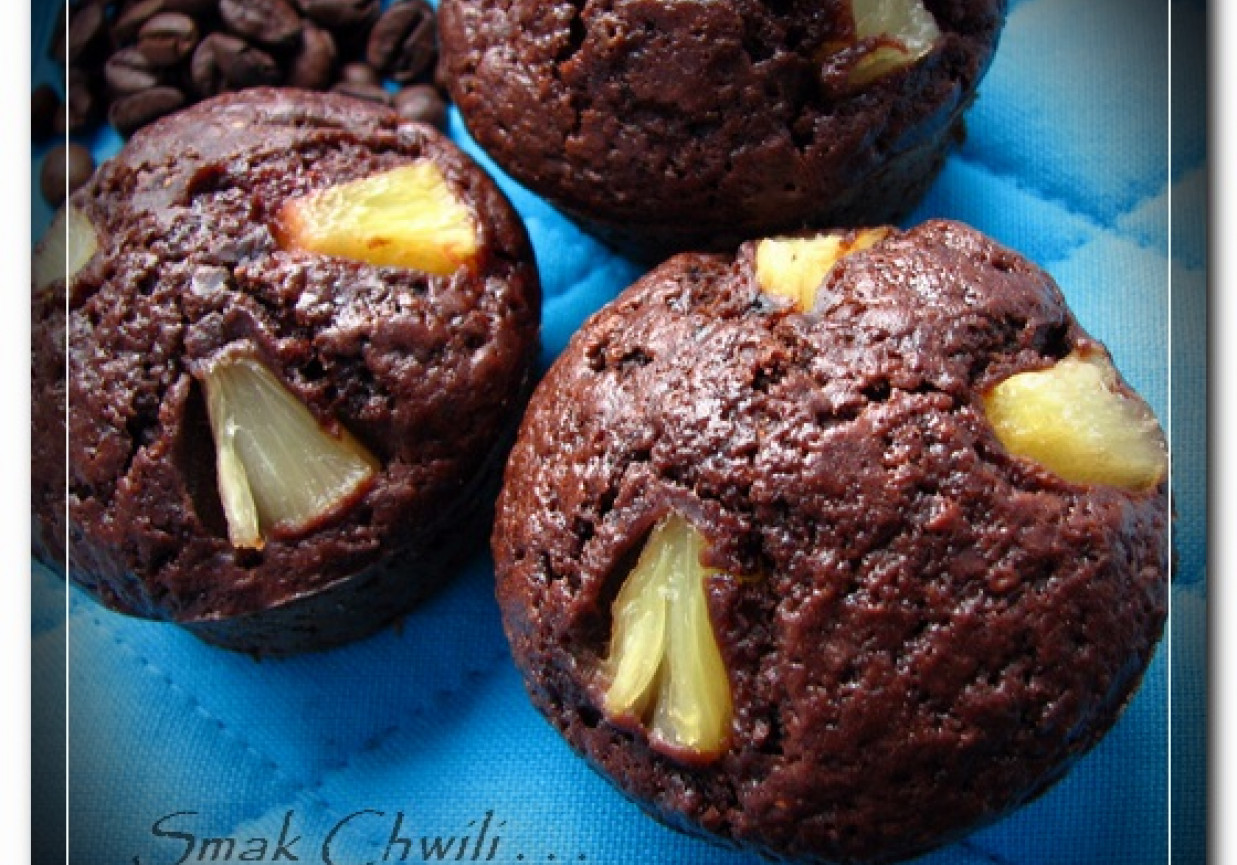 Kawowe muffinki z nadzieniem truskawkowym i ananasowym wierzchem.. foto