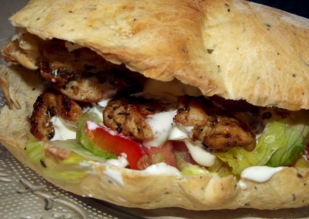 Fotografia przedstawiająca Kebab domowy w chlebku pita