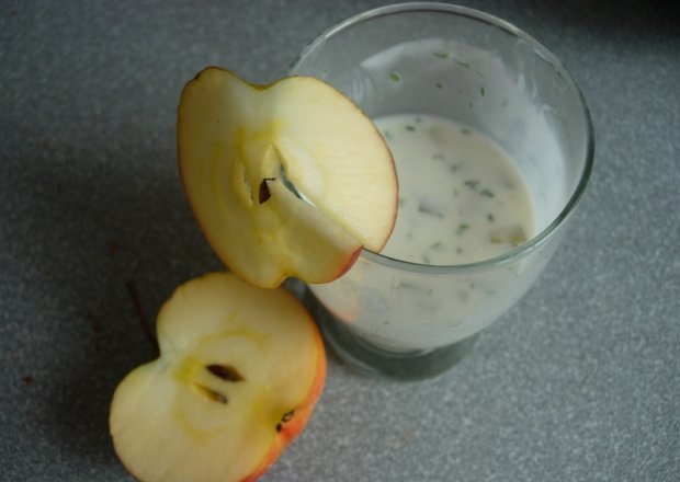 Fotografia przedstawiająca Kefir z ogórkie kiszonym i jabłkiem