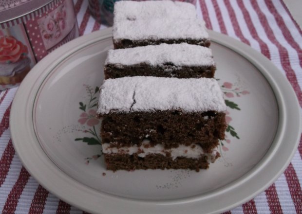 Fotografia przedstawiająca Kefirowe ciasto z bitą śmietaną.