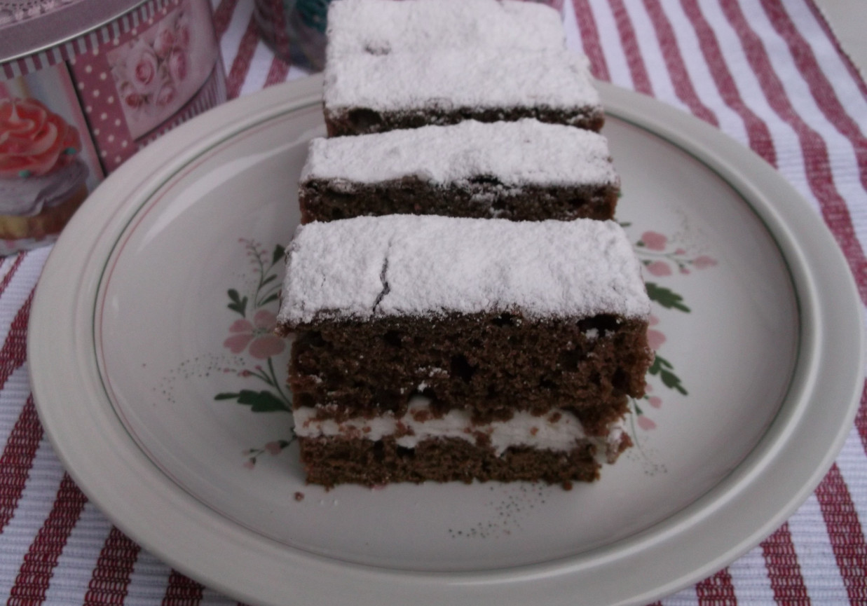 Kefirowe ciasto z bitą śmietaną. foto
