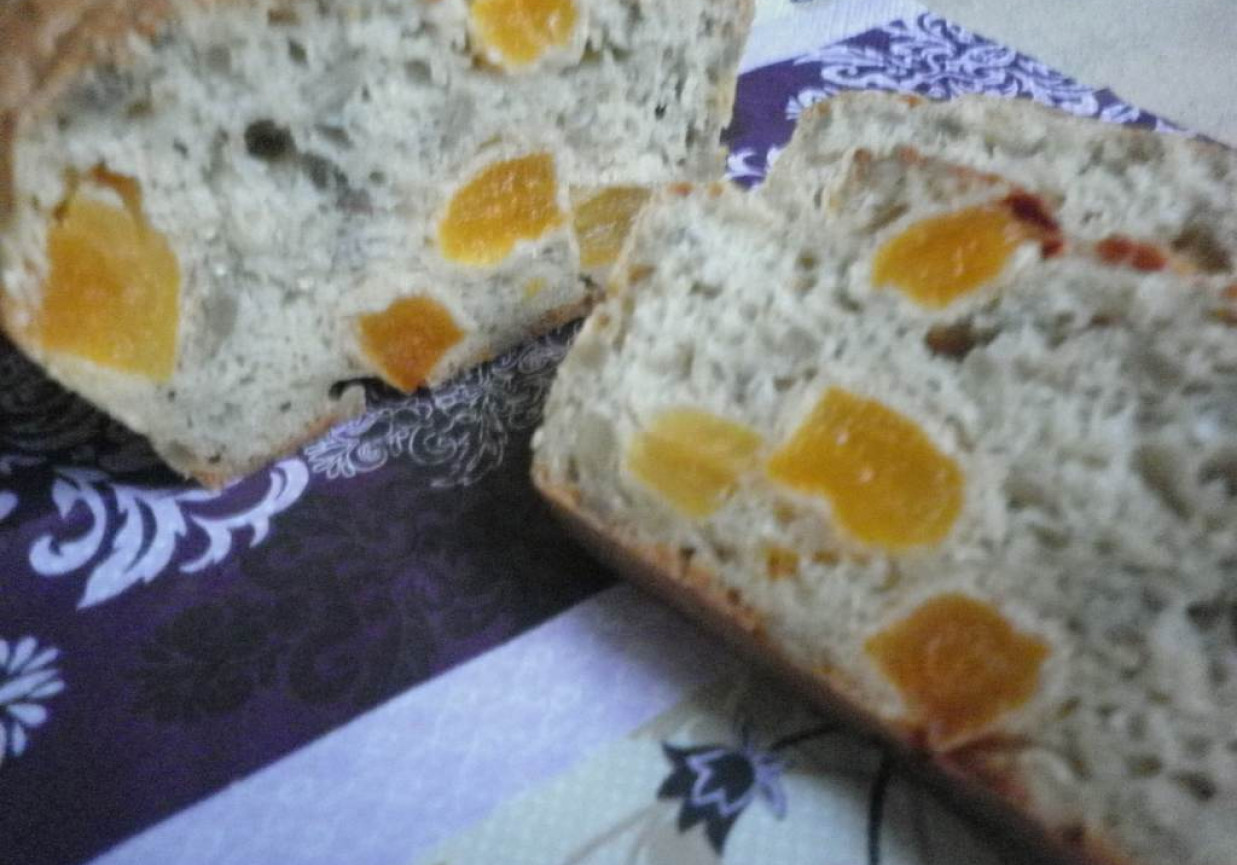 Kefirowy chlebek z morelami i płatkami owsianymi. foto