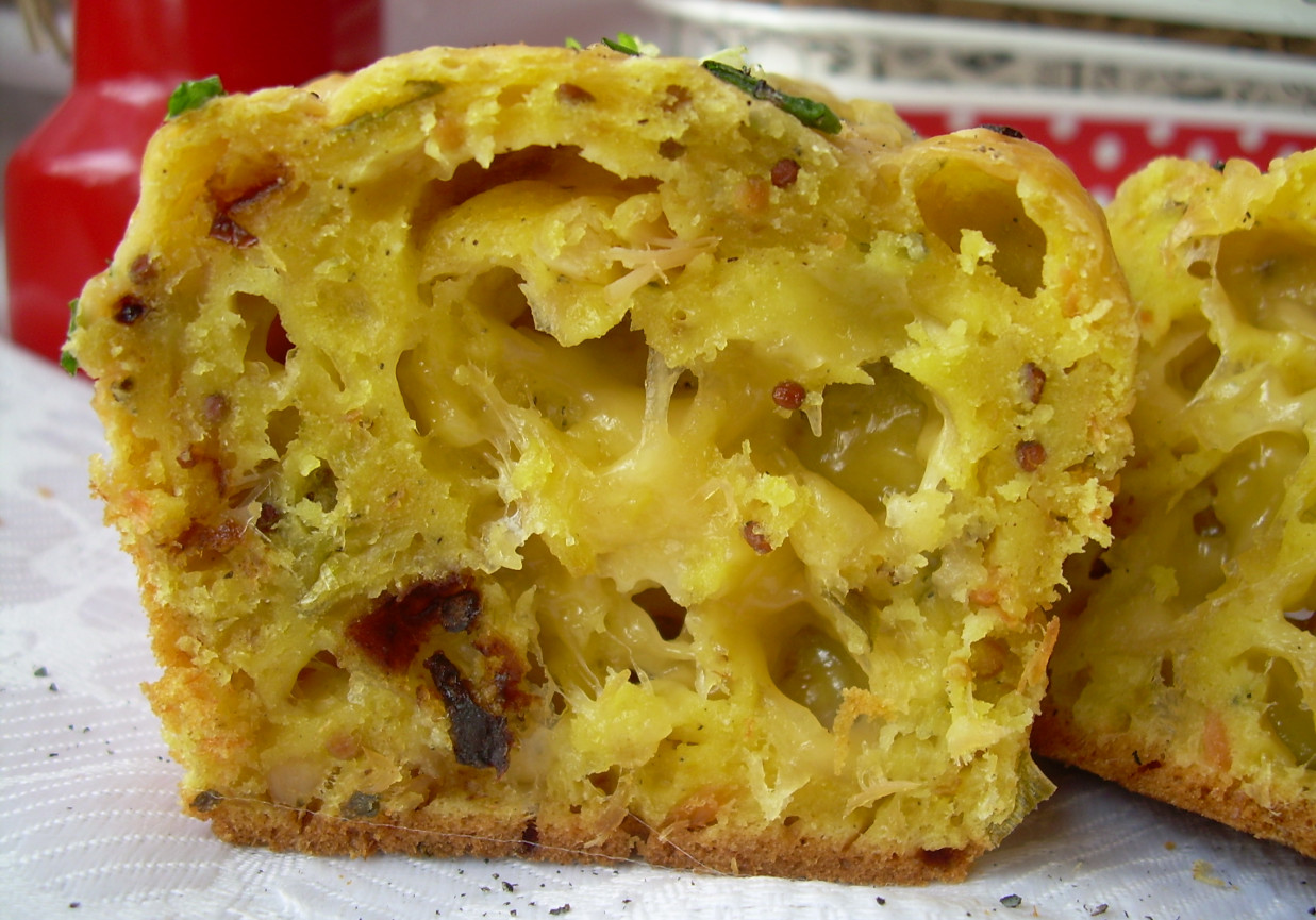 Keks wytrawny z żółtym serem i wędzonym łososiem foto