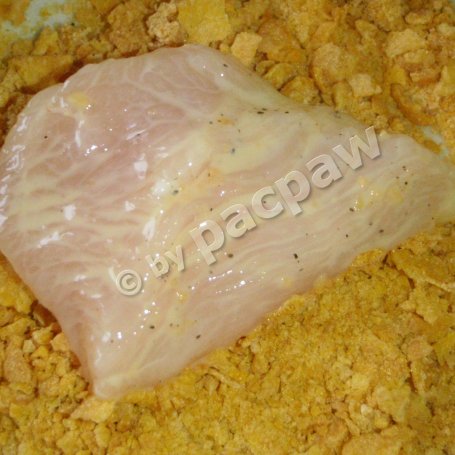 Krok 3 - Kęski z piersi kurczaka w panierce kukurydzianej z sosem foto