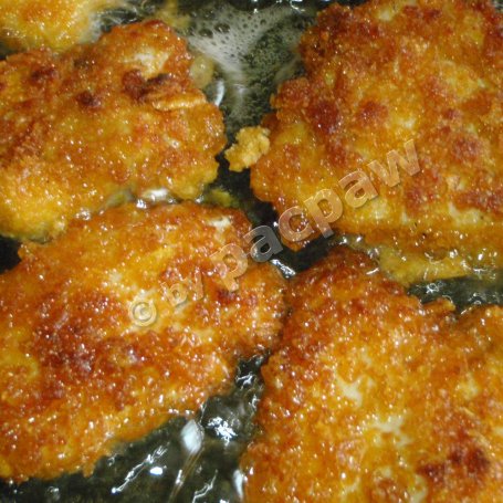 Krok 4 - Kęski z piersi kurczaka w panierce kukurydzianej z sosem foto