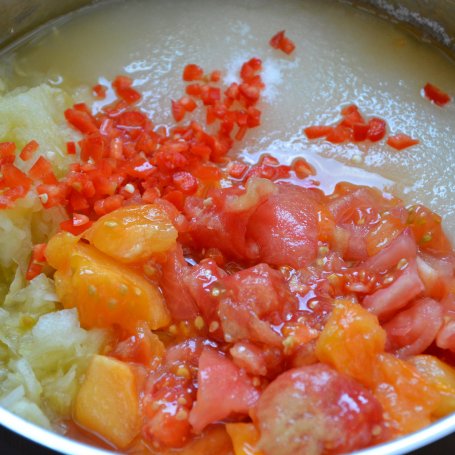 Krok 2 - Ketchup z cukinii i pomidorów z chili foto