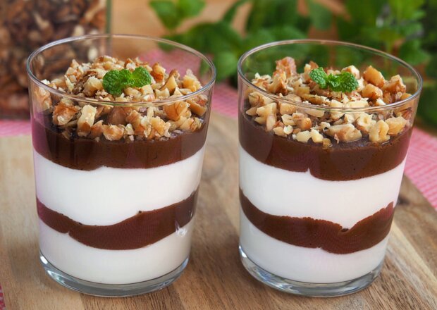 Fotografia przedstawiająca Keto deser jogurtowo - czekoladowy