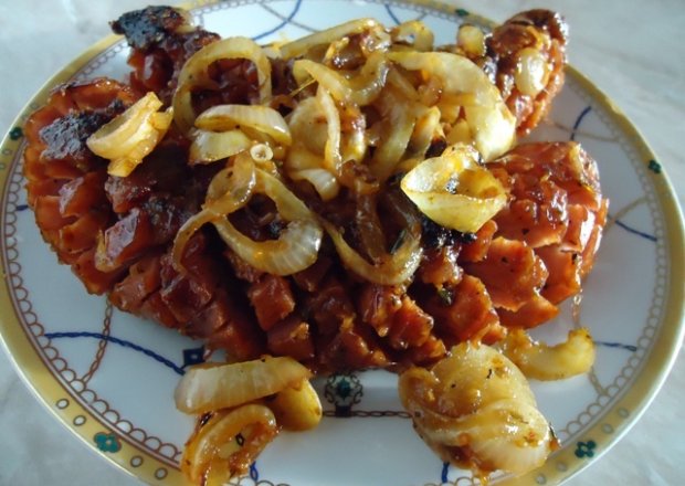 Fotografia przedstawiająca Kiełbasa grillowana w marynacie ketchupowej