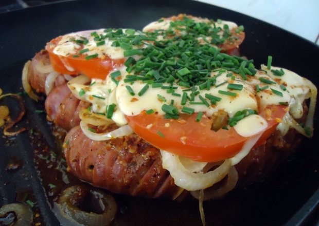Fotografia przedstawiająca Kiełbasa grillowana z pomidorem i serem