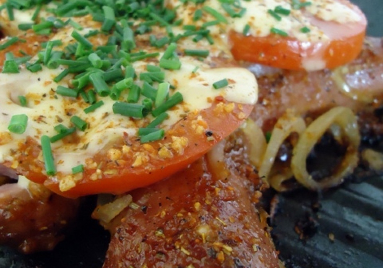 Kiełbasa grillowana z pomidorem i serem foto