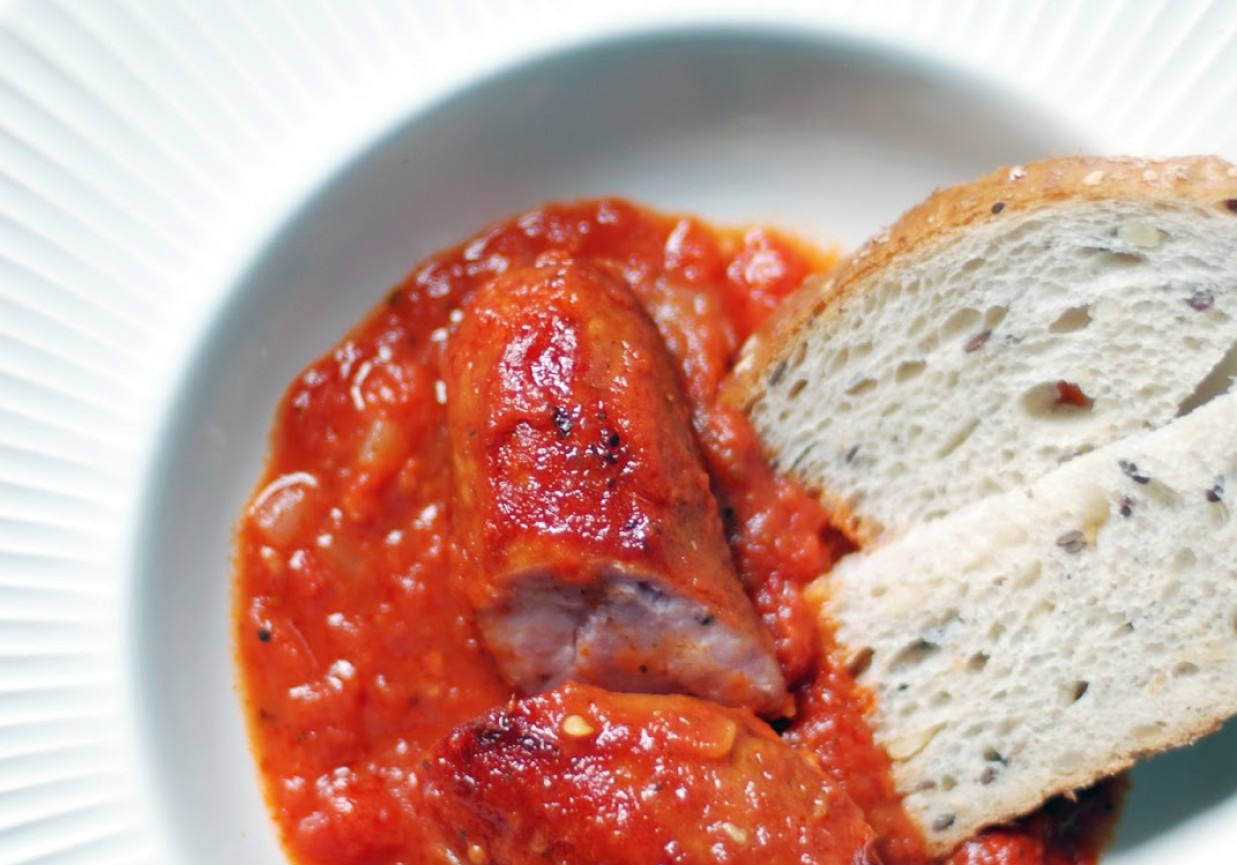 Kiełbasa pieczona w sosie pomidorowym foto