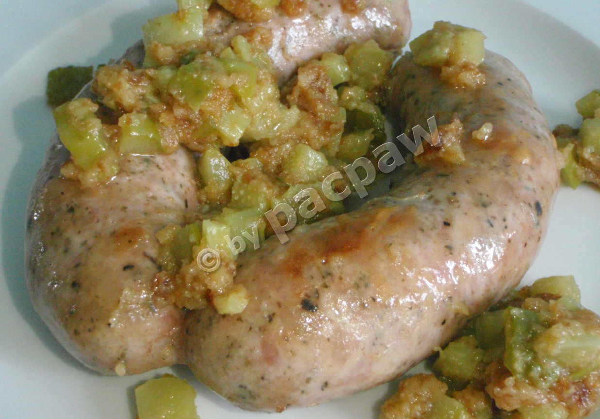 Kiełbasa smażona w sosie korniszonowym po staropolsku foto