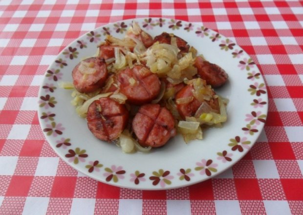 Fotografia przedstawiająca Kiełbasa smażona z cebulą