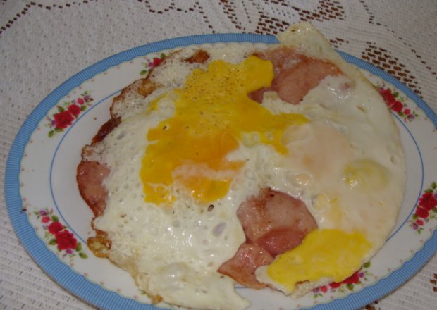 Fotografia przedstawiająca kiełbasa szynkowa z sadzonym jajkiem