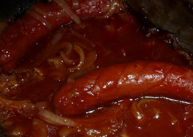 Fotografia przedstawiająca kiełbasa w sosie ketchupowym