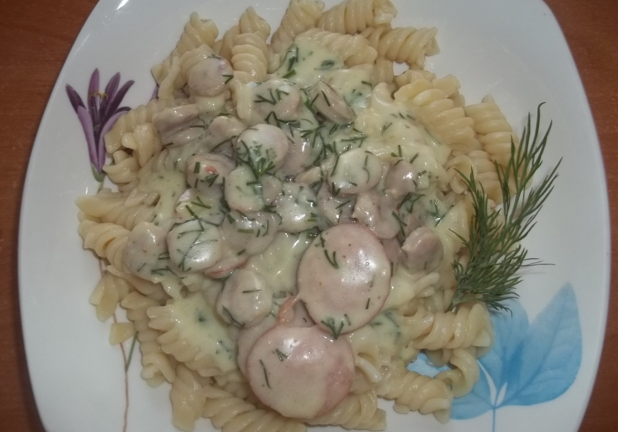 Kiełbasa w sosie serowo - koperkowym z makaronem foto