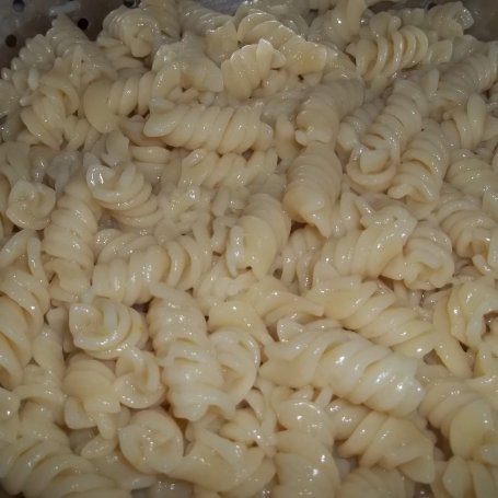 Krok 1 - Kiełbasa w sosie serowo - koperkowym z makaronem foto