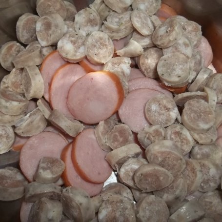 Krok 2 - Kiełbasa w sosie serowo - koperkowym z makaronem foto