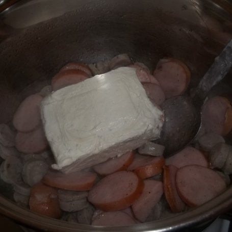 Krok 3 - Kiełbasa w sosie serowo - koperkowym z makaronem foto