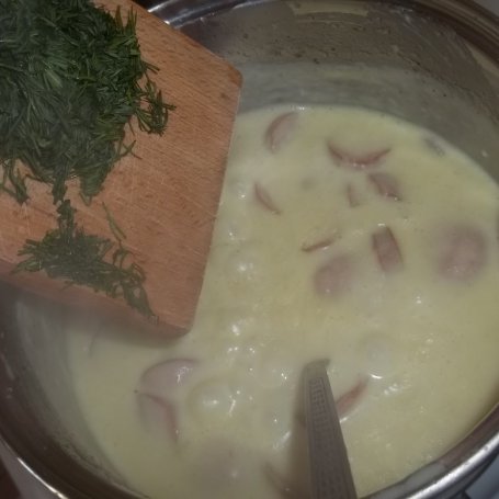 Krok 4 - Kiełbasa w sosie serowo - koperkowym z makaronem foto