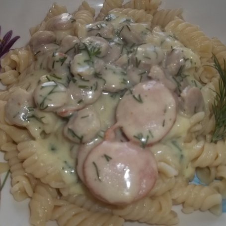 Krok 5 - Kiełbasa w sosie serowo - koperkowym z makaronem foto