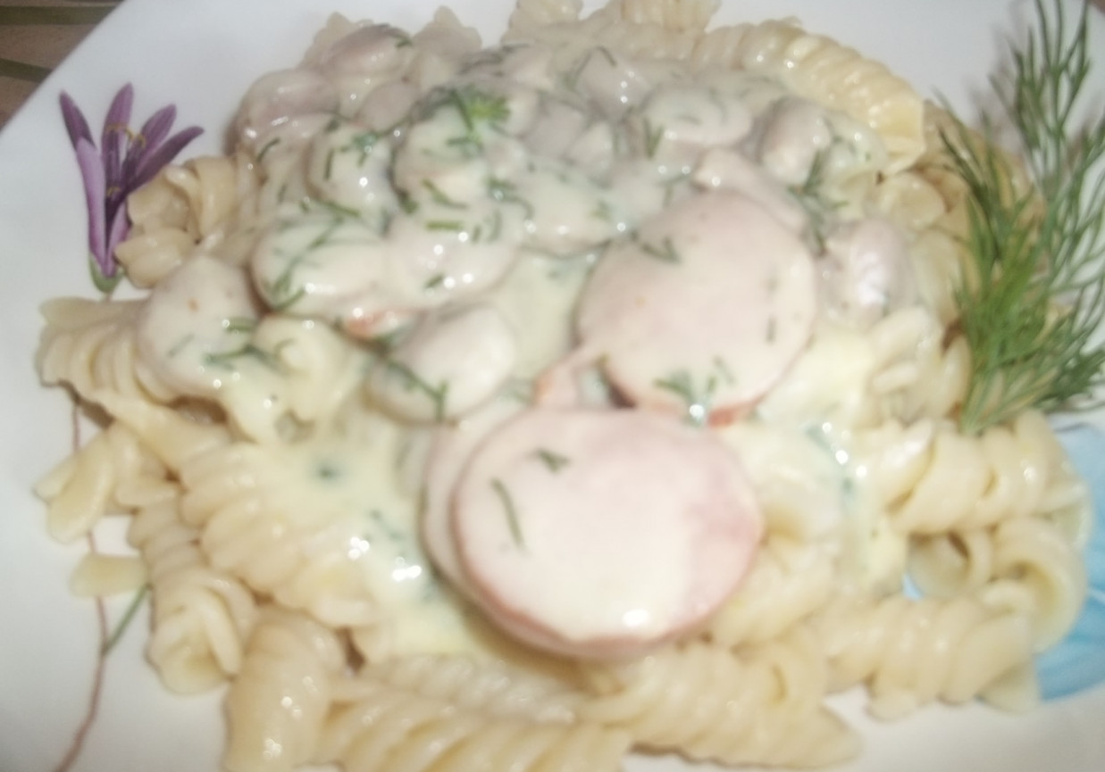 Kiełbasa w sosie serowo - koperkowym z makaronem foto