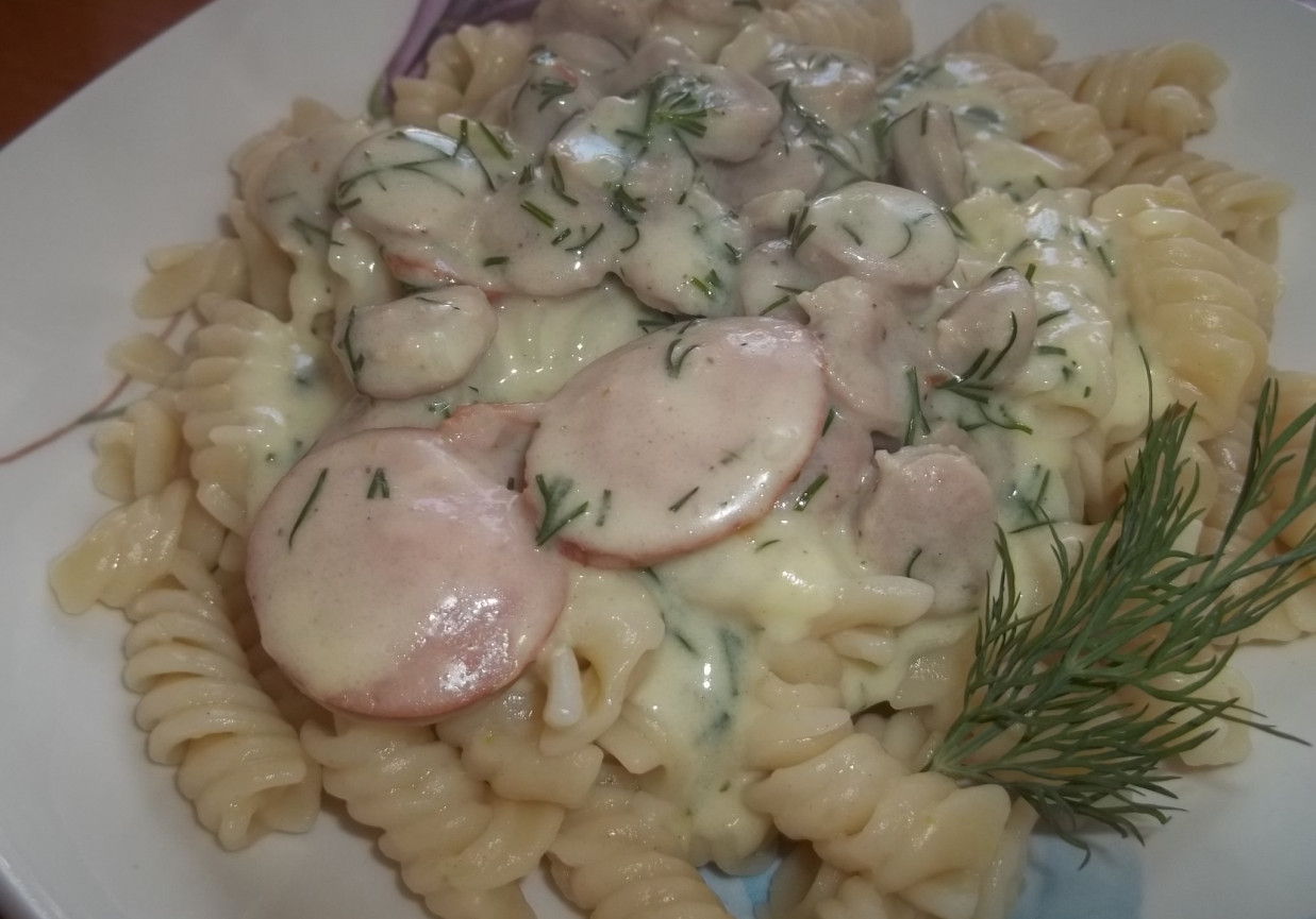 Kiełbasa w sosie serowo - koperkowym z makaronem foto