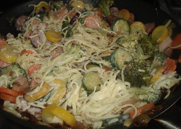 Fotografia przedstawiająca Kiełbasa w towarzystwie makaronu i warzyw czyli danie na jednej patelni