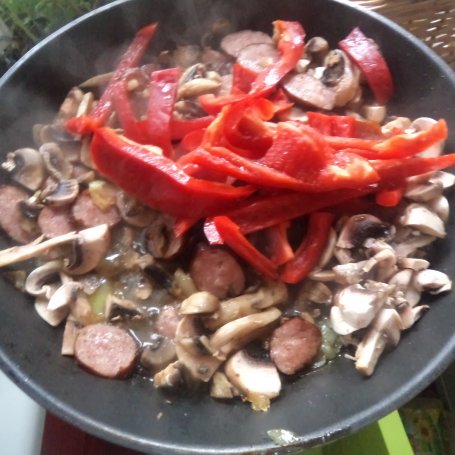 Krok 4 - Kiełbasa, warzywa i makaron - mix na patelni :) foto