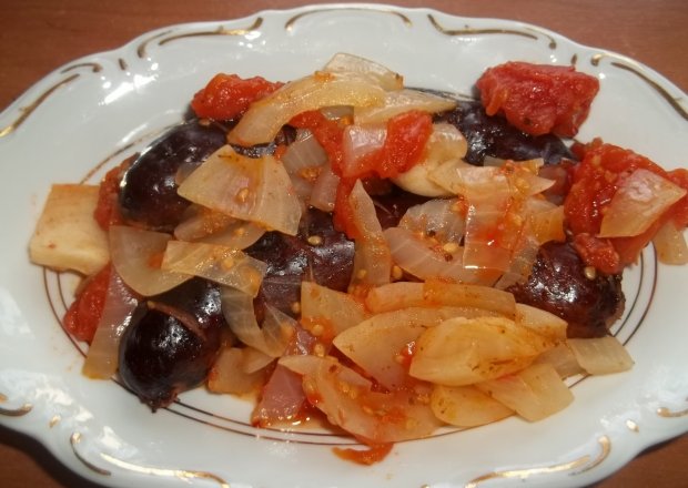 Fotografia przedstawiająca Kiełbasa z cebulą w pomidorach