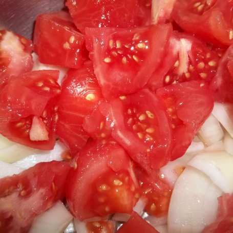 Krok 2 - Kiełbasa z cebulą w pomidorach foto