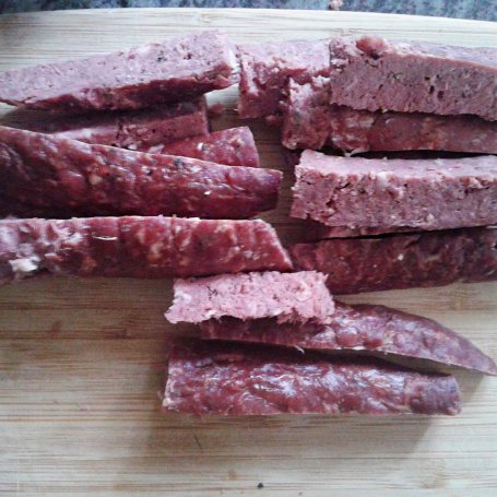 Krok 1 - Kiełbasa z dzika na chipsach ziemniaczanych z sałatką Szwedzką foto