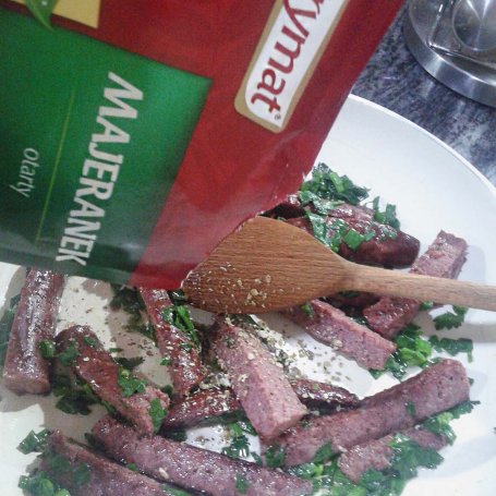 Krok 2 - Kiełbasa z dzika na chipsach ziemniaczanych z sałatką Szwedzką foto
