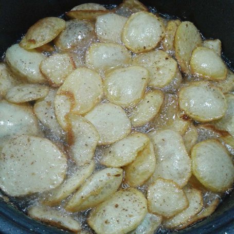 Krok 3 - Kiełbasa z dzika na chipsach ziemniaczanych z sałatką Szwedzką foto