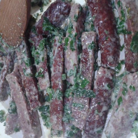 Krok 4 - Kiełbasa z dzika na chipsach ziemniaczanych z sałatką Szwedzką foto