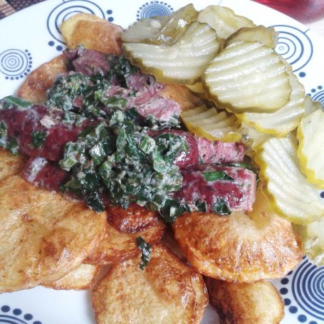Krok 5 - Kiełbasa z dzika na chipsach ziemniaczanych z sałatką Szwedzką foto
