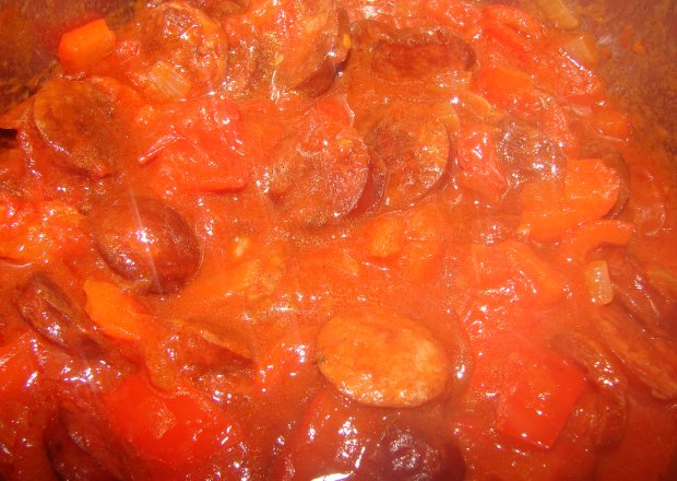 Fotografia przedstawiająca Kiełbasa z pomidorami