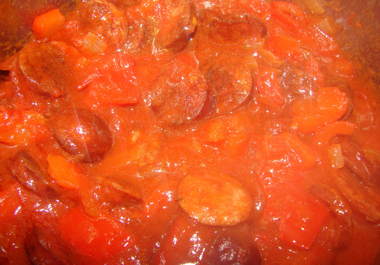 Kiełbasa z pomidorami foto