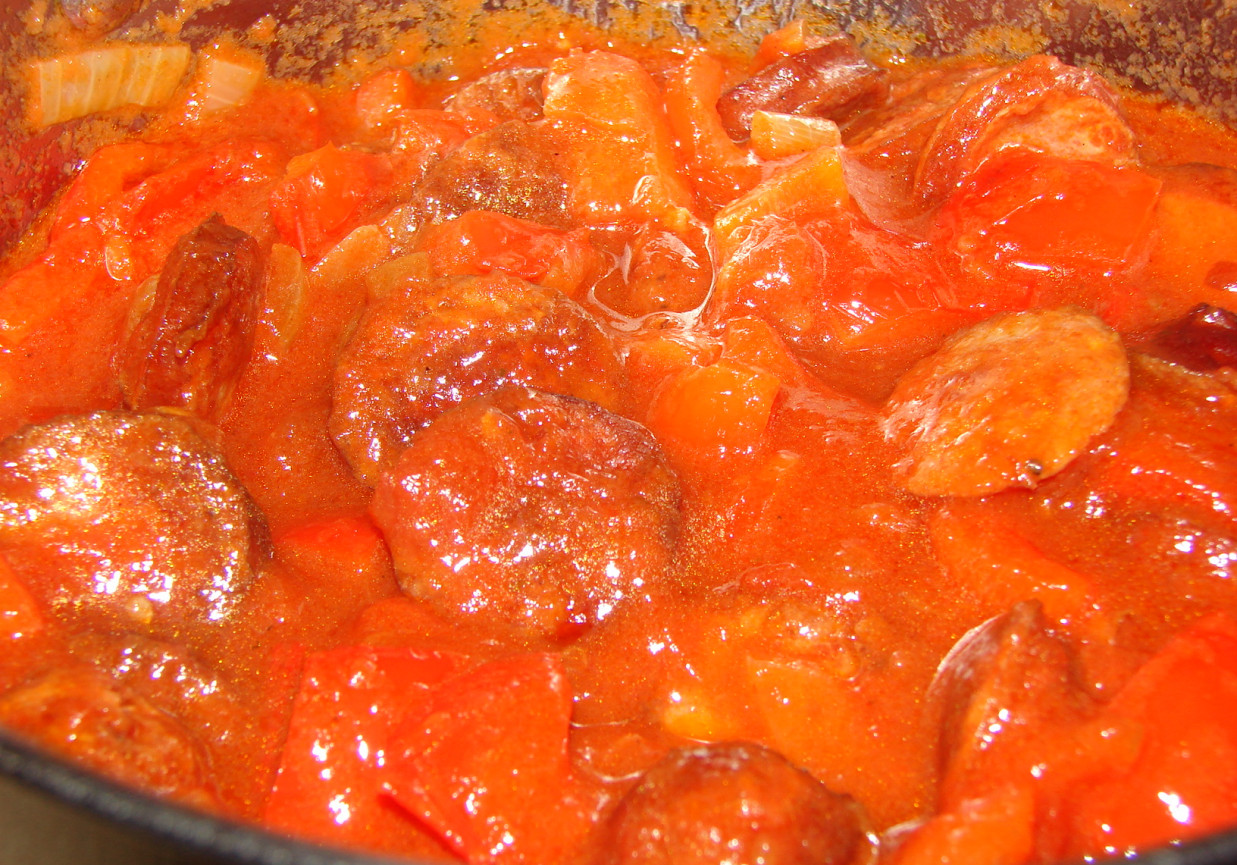 Kiełbasa z pomidorami foto