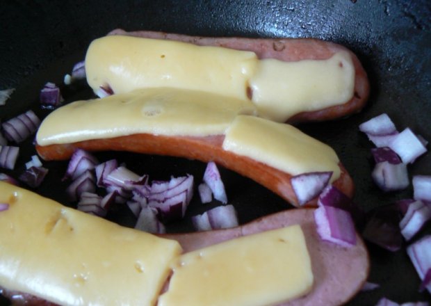 Fotografia przedstawiająca Kiełbasa z serem i cebulką